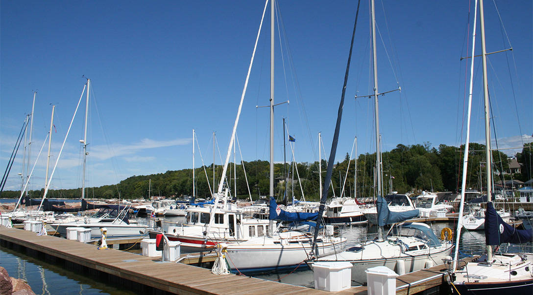 sturgeon bay marina, sailboat