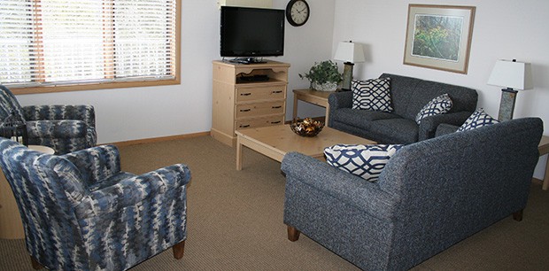 living room in cottage - Bay Shore Inn